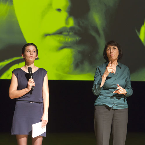 Foto der Veranstaltung in Bonn: Zwei Frauen vor Publikum